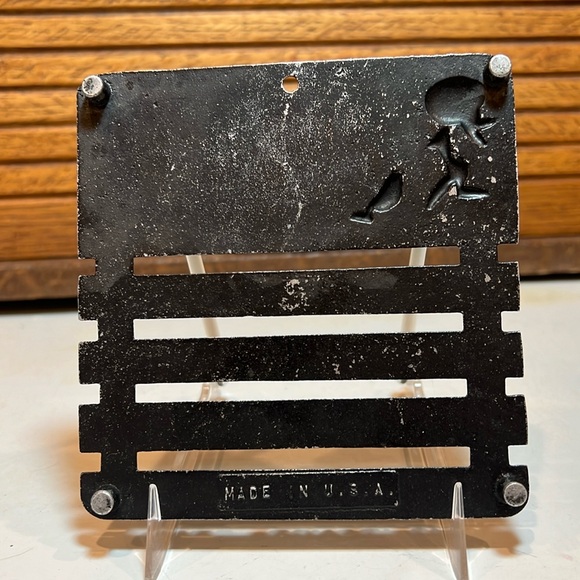 Vintage metal trivet with humorous saying: “I run things around here” - Picture 4 of 7